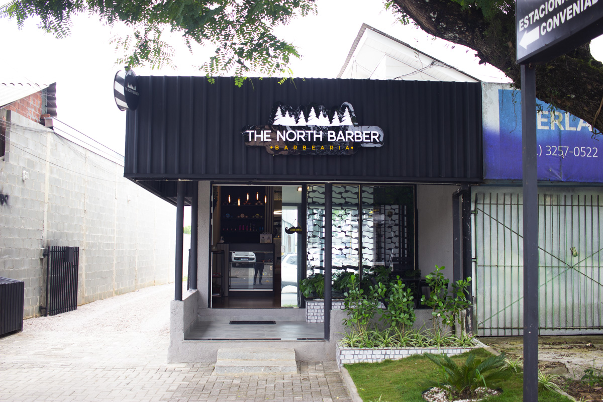 Fachada em chapa preta da The North Barber, na Santa Cândida, Curitiba