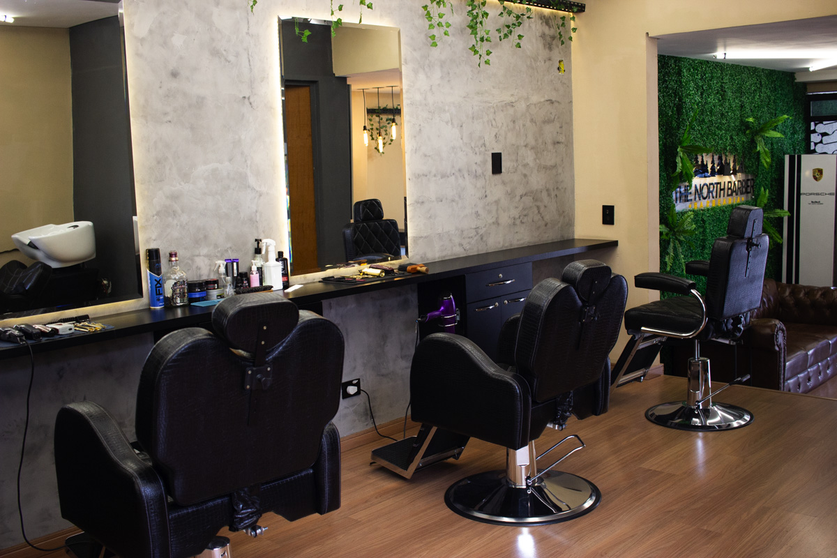 Cadeiras de atendimento dentro da The North Barber