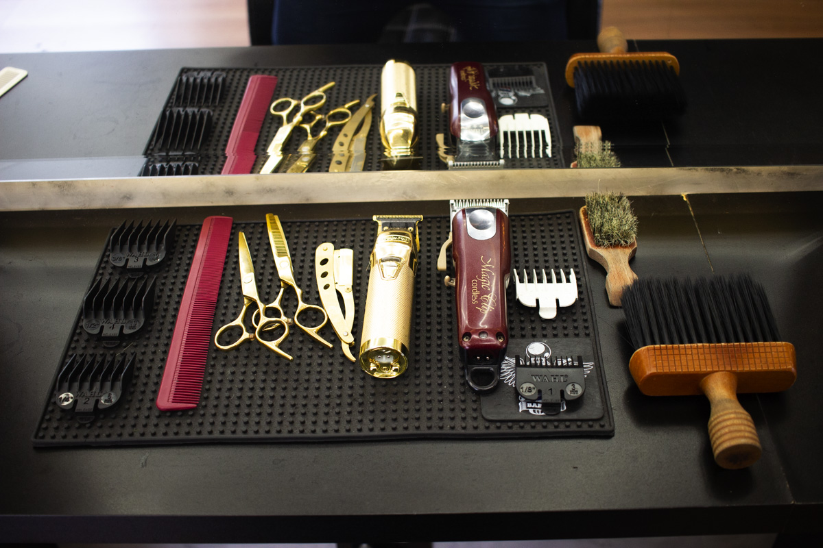 Ferramentas de corte organizadas numa das estações da The North Barber
